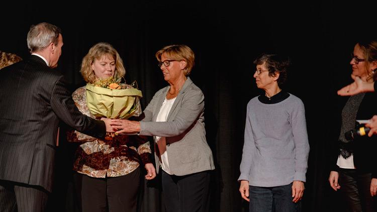 Blumenübergabe an den Frauenverein