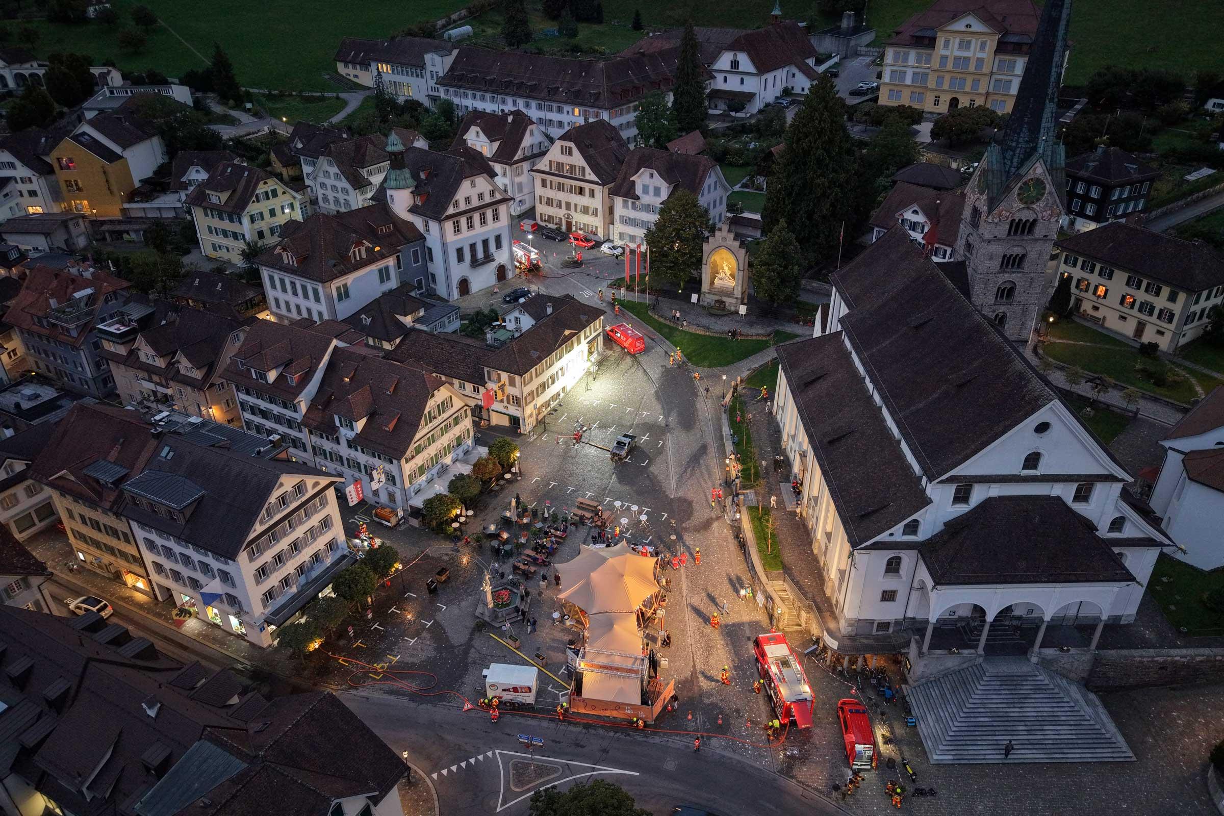 Die Arbeitsplätze sind über den Dorfplatz verteilt.