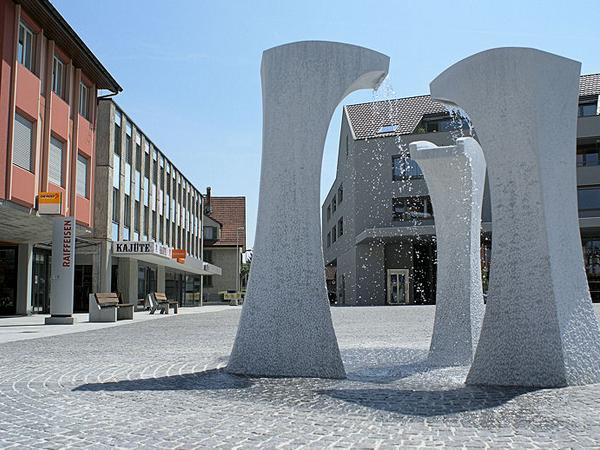Wasserspiel auf dem Dorfplatz