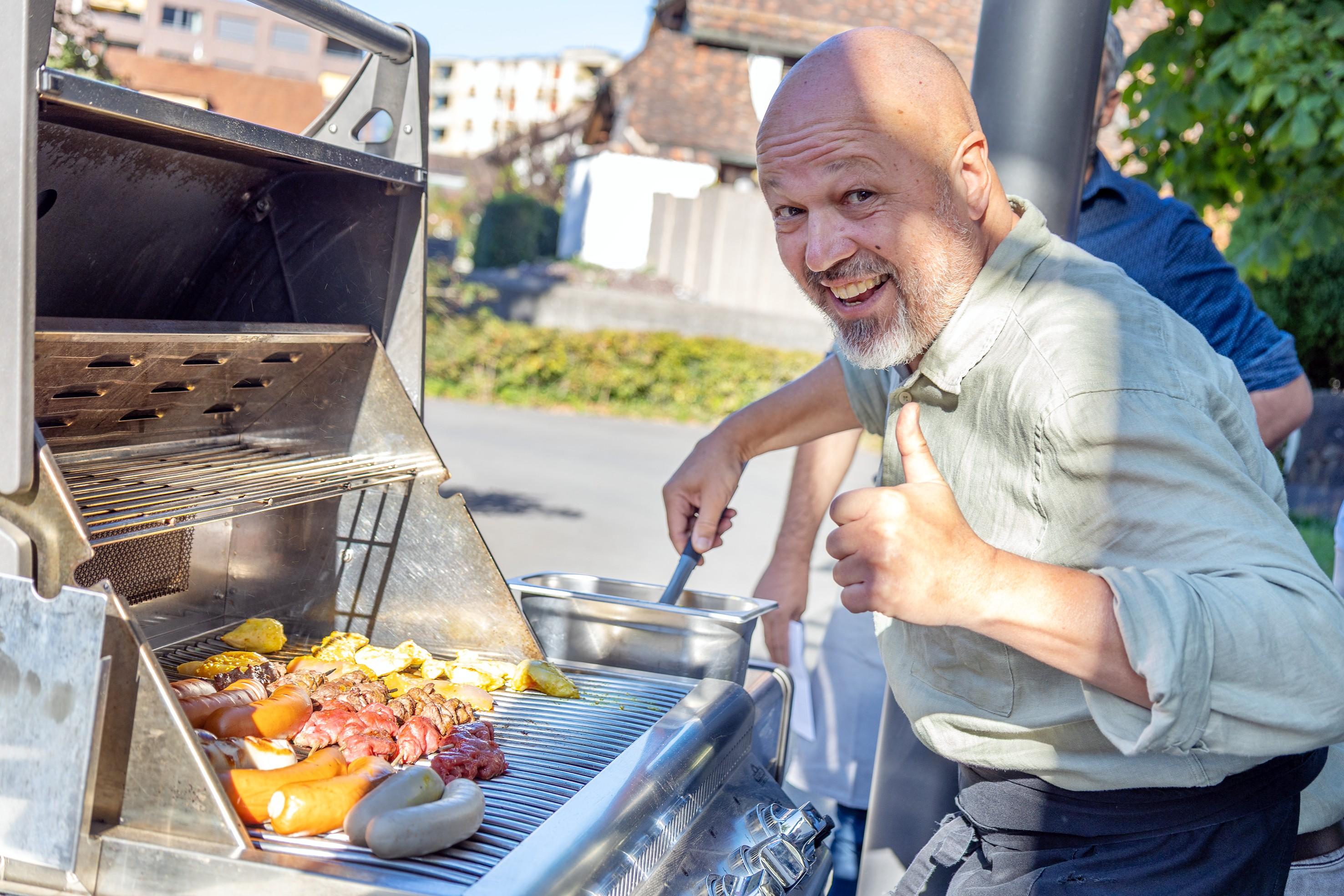 Herr des Grills: Gemeinderat Roland Wermelinger kümmert sich um das Fleisch.