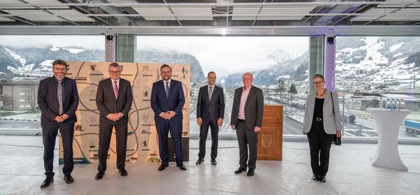 Gruppenbild mit den Eröffnungsrednern (von links): Peter Füglistaler, Direktor Bundesamt für Verkehr; Urban Camenzind, Landammann und Volkswirtschaftsdirektor des Kantons Uri; Roger Nager, Baudirek-tor Kanton Uri; Pascal Ziegler, Gemeindepräsident Altdorf; Vincent Ducrot, CEO SBB, und Landratspräsidentin Sylvia Läubli Ziegler.