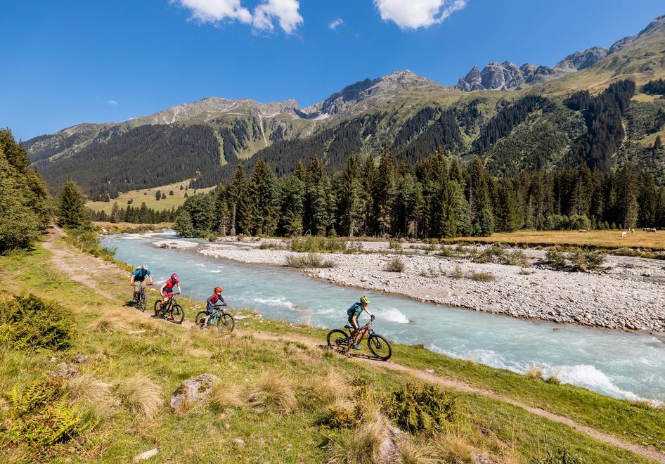 Familie mit dem Bike unterwegs