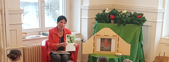Frau zeigt Bilderbuch