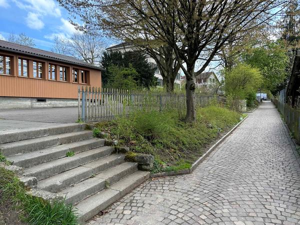 Die alten Schulpavillons auf dem Planungsgelände für ein neues Primarschulhaus in Affoltern am Albis sollen innerhalb der Neubauten ersetzt werden.