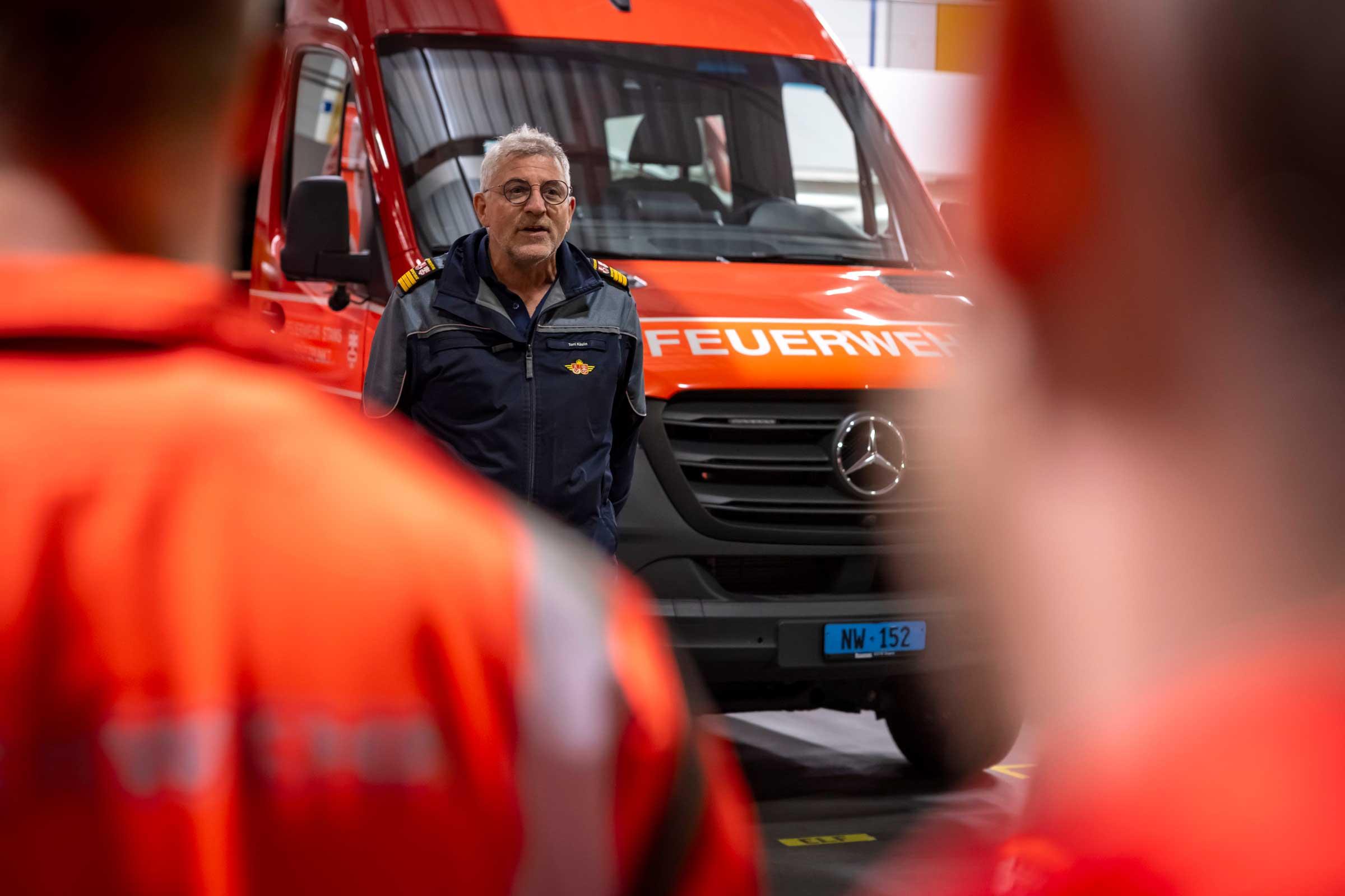 Bevor er Ende Jahr in Pension geht, verabschiedet sich Toni Käslin von der Mannschaft der Feuerwehr Stans.
