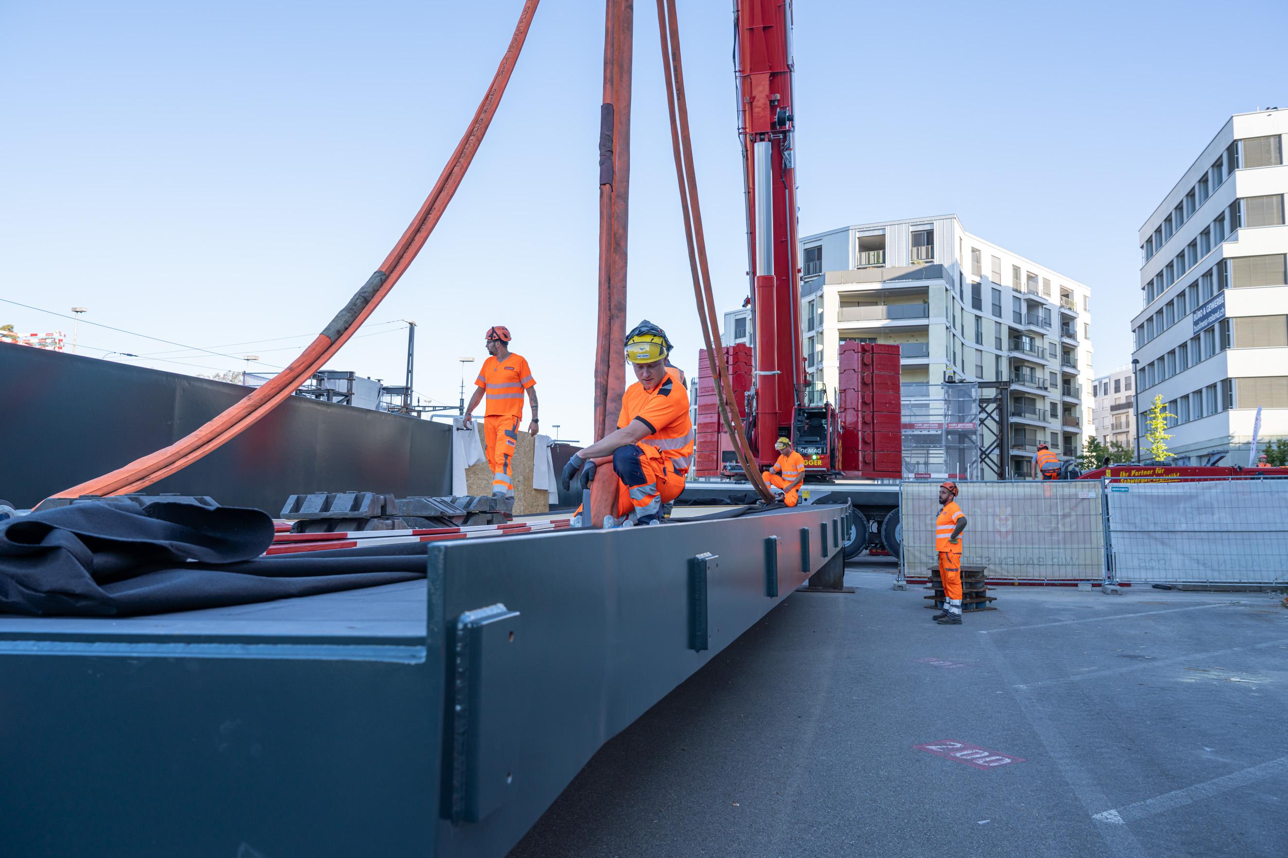 Das Brückenelement wird angehängt. Mit 17m Länge und 34 Tonnen Gewicht gehört es zu den kleineren Elementen für die Passerelle.
