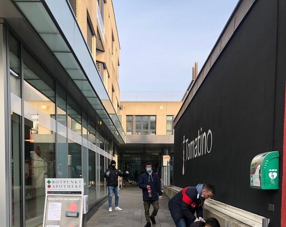 Schülerinnen und Schüler beim Sammeln der Stummel