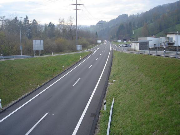 Besonders zu erwähnen ist die Autostrasse H10, welche direkten Anschluss an die Autobahn N2 bringt.
