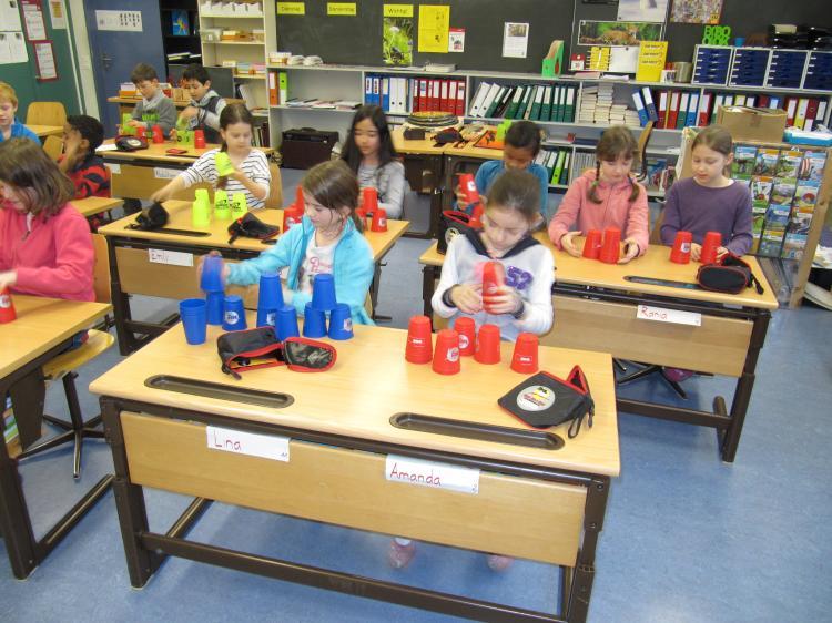 Speed Stacking - Becher stapeln, so schnell es geht.