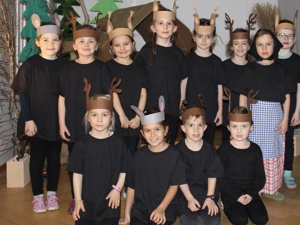 Kleine Hexe im Kindergarten Dorf 3