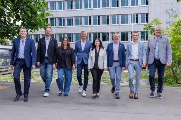 Stadtrat Kloten 2026:  v.I. Roger Isler, Roman Walt, Sandra Eberhard, Kurt Hottinger, Gaby Kuratli, Mark Wisskirchen, Marc Osterwalder (Verwaltungsdirektor), Richard Frischknecht. Bild: Stadt Kloten (Mauro Moschetta)