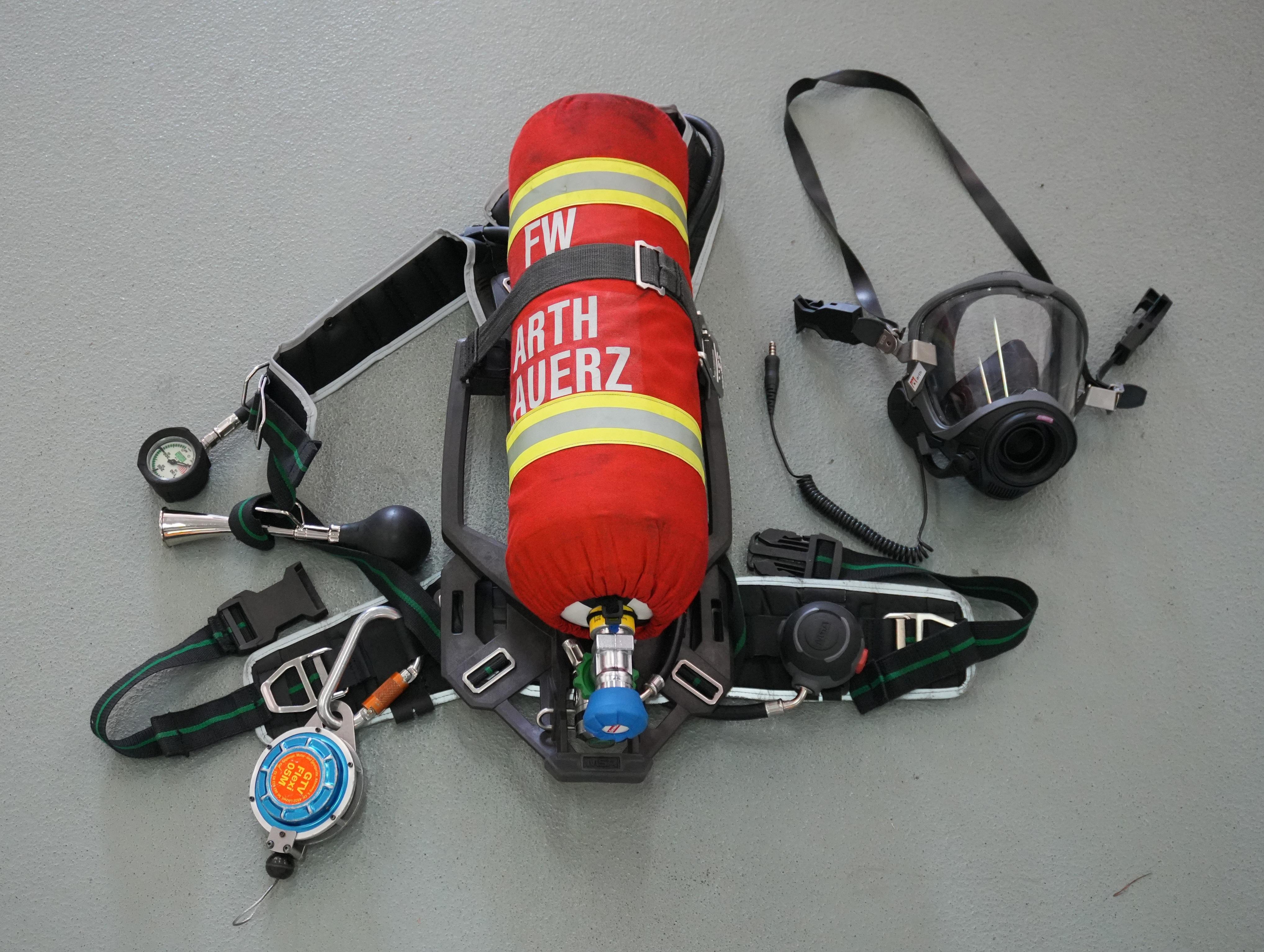 Typ MSA M1, im 2021 zusammen mit der Feuerwehr Lauerz beschafft.
* Betriebsdruck: 300 bar
* Flasche Composit 6.8 l
* Ansteckbares Headset