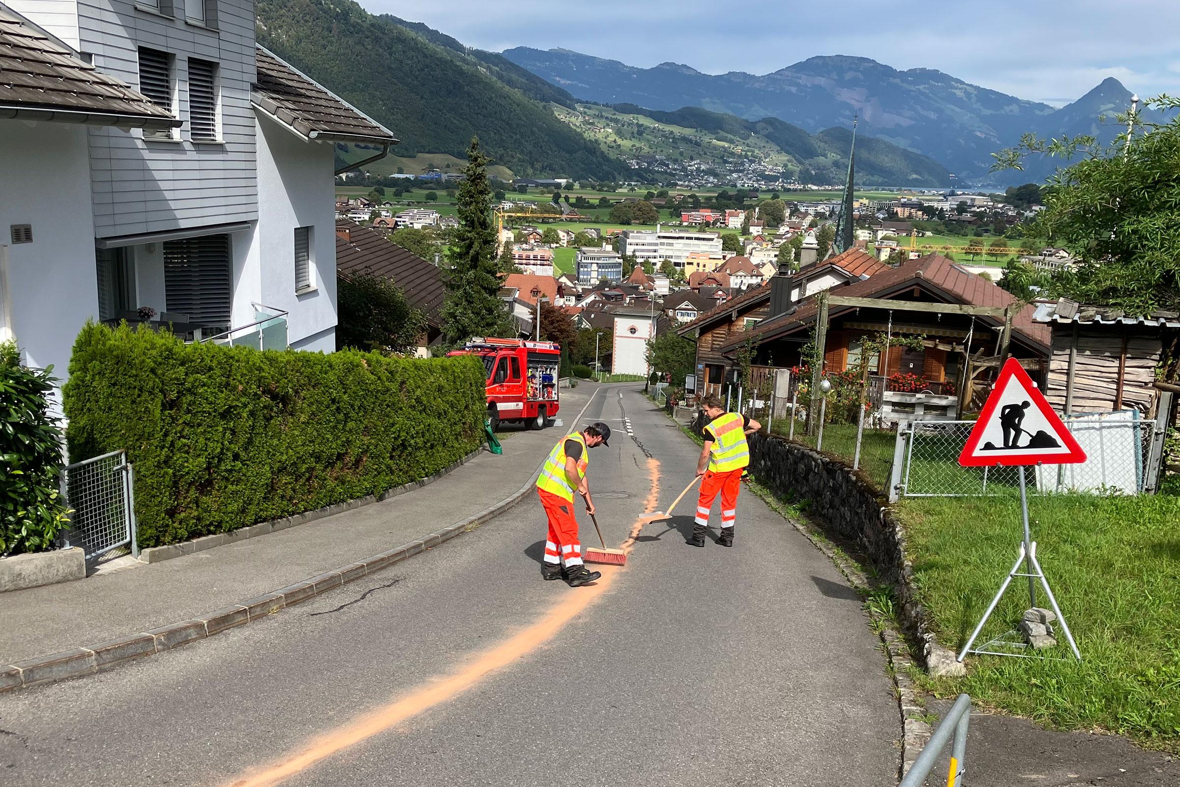 Ein kleines Feuerwehraufgebot beseitigt auf der Knirigasse eine Ölspur.