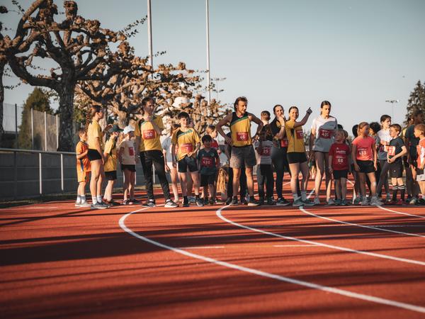 Mehrere Athletinnen und Athleten auf der Rundbahn Gersag.