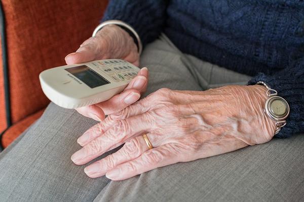 Mit dem telefonischen Gesprächsangebot «malreden» einen Schritt aus der Einsamkeit machen. (Bild: sabinevanerp)