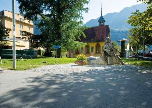 Englische Kirche mit Sherlock Holmes
