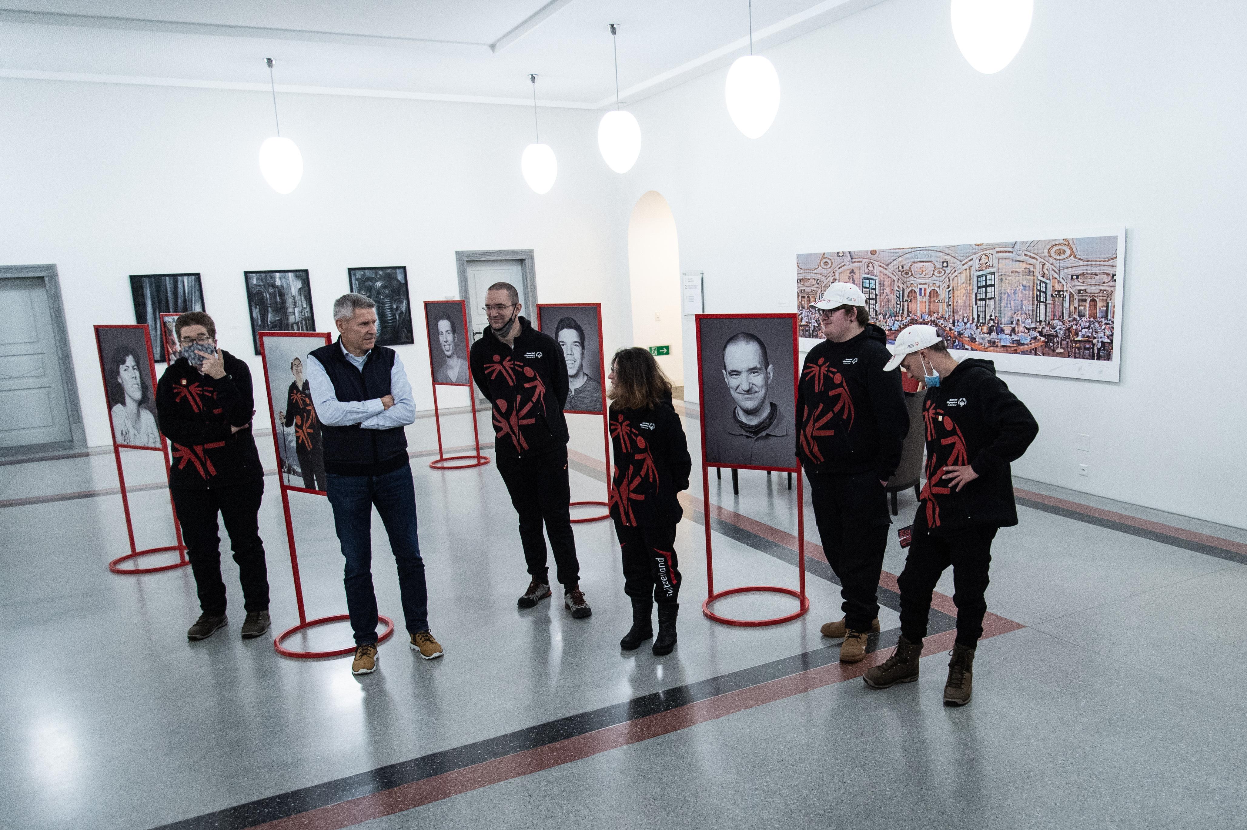 Gäste anlässlich der Vernissage für die Ausstellung „Iouri Podladtchikov für Special Olympics“, am 3. Dezember 2021 in Chur. Die Wanderausstellung zeigt auch Bilder von Bruno Augsburger. (WeArePepper/Sebastian Schneider)