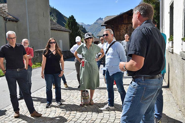Christian Simmen, Gemeindepräsident Rheinwald und Geschäftsführer der Sennerei Nufenen stellt den Milchwirtschaftsbetrieb vor.