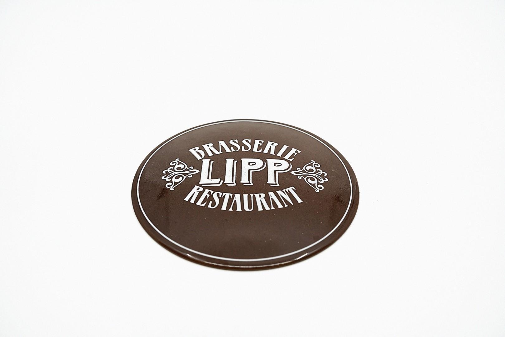 Werktitel: "For President"
Das Emaille-Schild ist ein Geschenk eines guten Freundes zur Wahl als Gemeindepräsident inklusive persönlicher Widmung "For President" auf der Rückseite. Auch wenn ich nicht an der Restaurantkette beteiligt bin, kenne ich die Restaurants in Zürich und Paris. Dieses Objekt hat für mich die gleiche Bedeutung wie ein schönes Bild, ein Stich oder ein Foto.