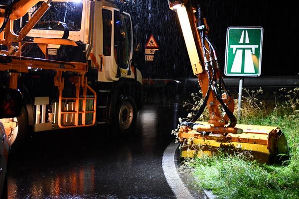 Nächtliche Unterhalts- und Reinigungsarbeiten führen auf der A4 zwischen Brunnen und Küssnacht zu zeitweisen Sperrungen. Bild Amt für Betrieb Nationalstrassen