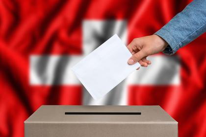 Urne mit Abstimmungscouvert