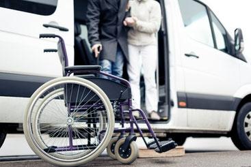 Rollstuhl vor Auto
