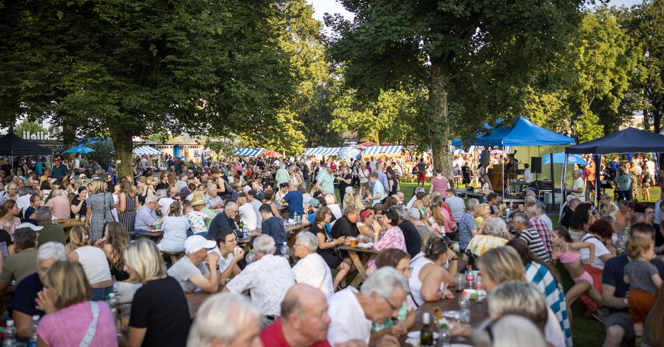 Viele Menschen am Foodfestival zämme ässe.
