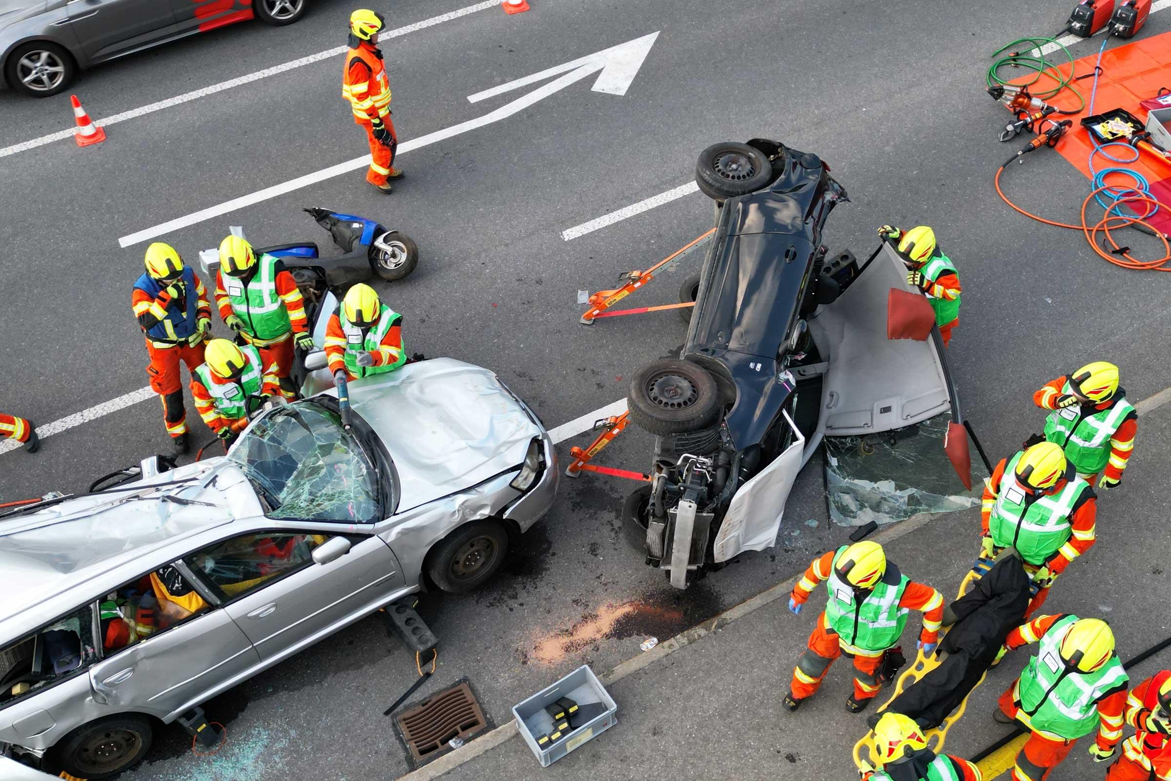 Die Strassenrettungsgruppen üben beim Länderpark an drei Unfallfahrzeugen.