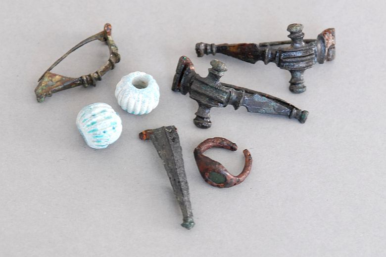 Grabbeigaben: Schmuck, Gewandfibeln und Fingerring (Fachstelle für Archäologie).