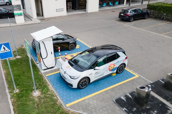 Bild aus der Vogelperspektive Ladestation für Elektrofahrzeuge auf dem Dorfplatz in Villmergen