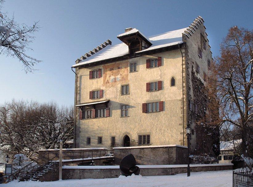 Schloss Greifensee im ersten Licht am Morgen. Das Schloss wurde 1444 zerstört und 1520 wieder aufgebaut. Heute können die Räume für Tagungen, Anlässe, Feiern und Ausstellungen gemietet werden. Informationen dazu unter www.schlossgreifensee.ch