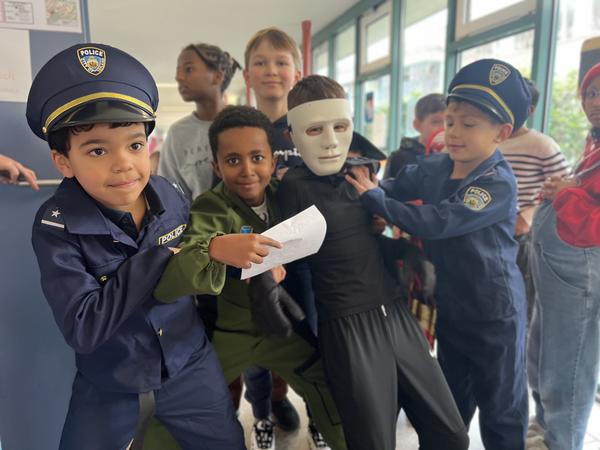 Polizisten verhaften Fantomas ;o)