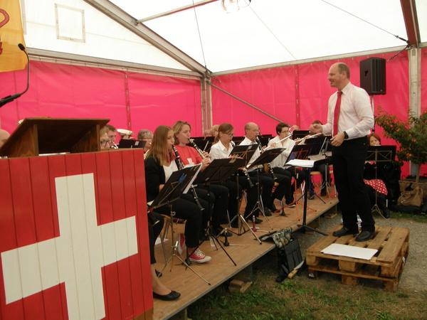 Die Dorfmusig Gryfesee mit ihrem Dirigenten Martin Melcher bringt Stimmung ins Festzelt.