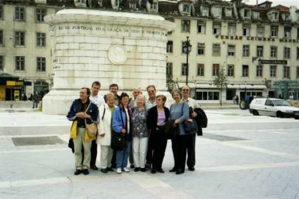 Gruppenbild vor dem Denkmal zu Ehren des Königs von Portugal, Joáo I.
