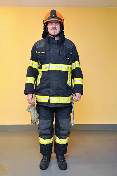Allen Angehörigen der Feuerwehr Chur wird eine zeitgemässe persönliche Schutzausrüstung zur Verfügung gestellt. Diese besteht aus:

- Brandschutzjacke mit Rohrführergurt 
- Brandschutzhose 
- Feuerwehrhelm  mit Helmlampe
- Feuerwehr-Stiefel 
- Feuerwehr-Handschuhe 

Die Brandschutzbekleidung ermöglicht es, sich auch in Bereichen mit stark erhöhten Temperaturen aufzuhalten.