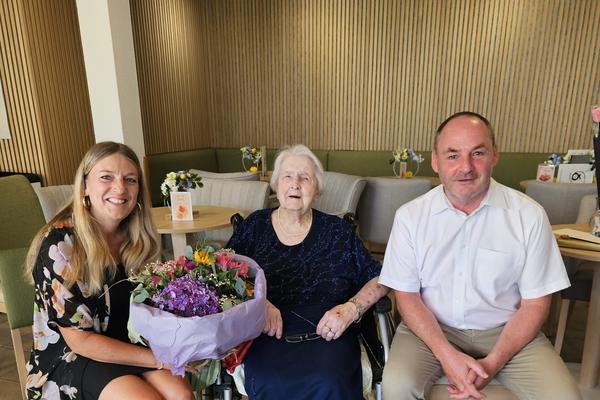 Esther Reichmuth, Andrée Moser und Guido Cavelti bei der Gratulation zum 100. Geburtstag von Andrée Moser im Pflegezentrum Pfarrmatte.